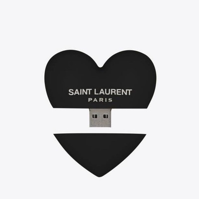 محركات أقراص USB من YSL Saint Laurent - حيث تلتقي الأناقة بالابتكار الرقمي